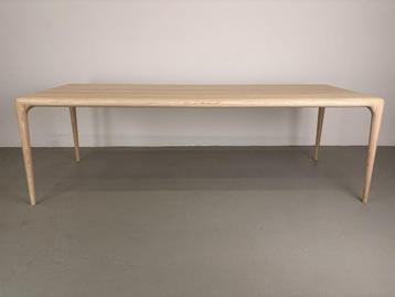 Artisan Latus tafel 240/90/76, Esdoorn met wit pigment beschikbaar voor biedingen