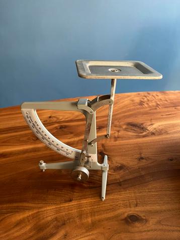 Vintage brievenweger beschikbaar voor biedingen