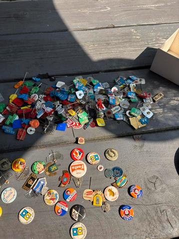 Pins, buttons en speltjes beschikbaar voor biedingen