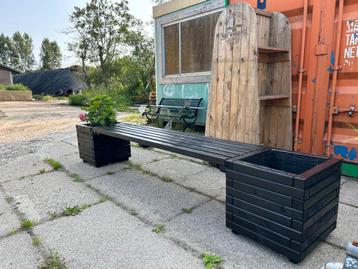 Plantenbakken zwart houten bank beschikbaar voor biedingen