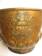 Antieke koperen plantenbak of hout bak met leeuwenkoppen., Ophalen of Verzenden