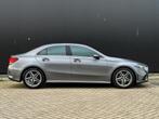 Mercedes-Benz A-klasse 180 AMG ✅ LED ✅ Virtual ✅ Camer, Origineel Nederlands, Te koop, Zilver of Grijs, 5 stoelen