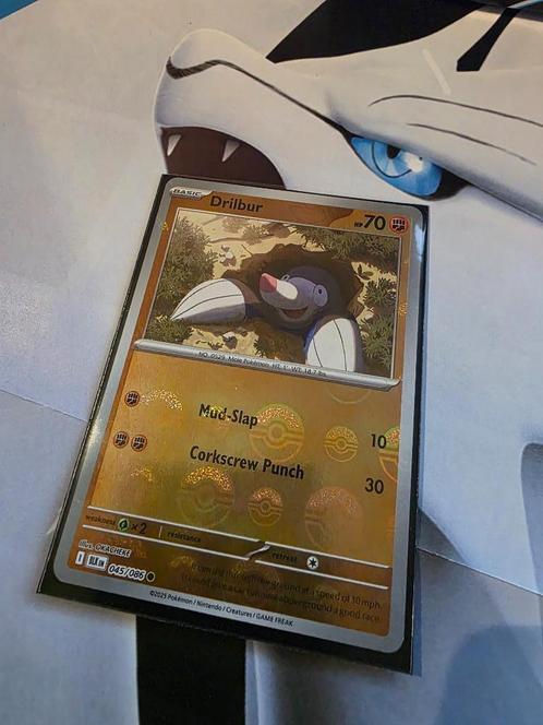 Pokémon Black Bolt Drillbur Poke Ball BLK 045, Hobby en Vrije tijd, Verzamelkaartspellen | Pokémon, Nieuw, Losse kaart, Foil, Ophalen of Verzenden