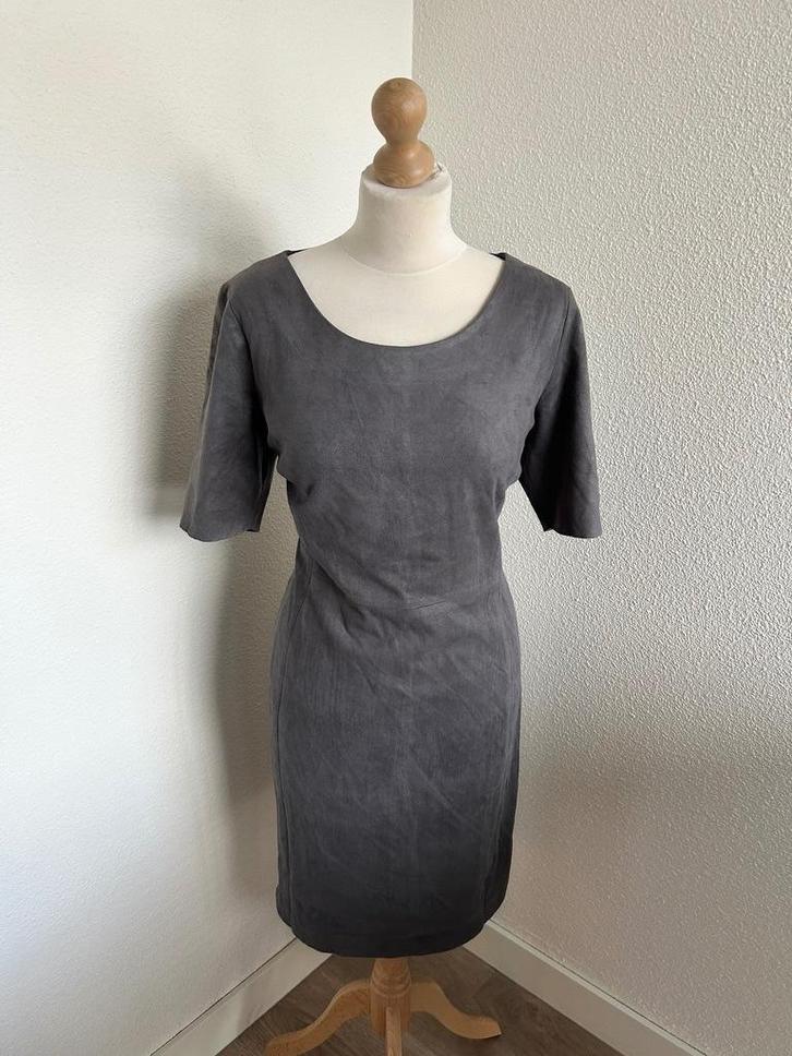 Kyra & Ko maat 44 zilvergrijze suede jurk 2575, Kleding | Dames, Jurken, Zo goed als nieuw, Maat 42/44 (L), Grijs, Knielengte