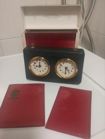 Vintage schaakklok Koopman Dordrecht  beschikbaar voor biedingen