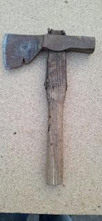 Te Koop: ANTIEKE BIJL MET EIGENAARS LOGO met houten steel, Doe-het-zelf en Verbouw, Gereedschap | Handgereedschap, Ophalen of Verzenden