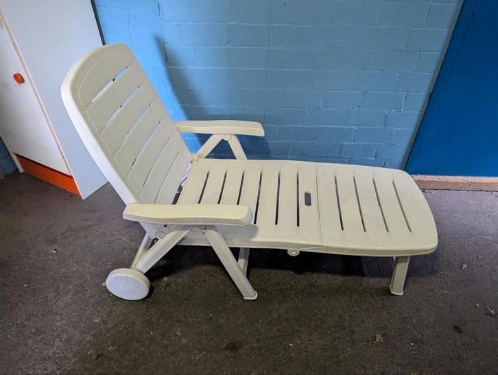 Goedkoop ligbed stevig kunststof tuinbed tuinstoel, Tuin en Terras, Ligbedden, Gebruikt, Kunststof, Inklapbaar, Verstelbaar, Verrijdbaar