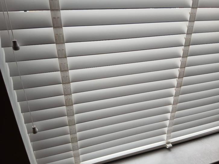 Witte jaloezie raamdecoratie, Huis en Inrichting, Overige Huis en Inrichting, Zo goed als nieuw, Ophalen