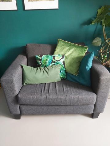 LOVE SEAT  antraciet grijs stof met hocker beschikbaar voor biedingen