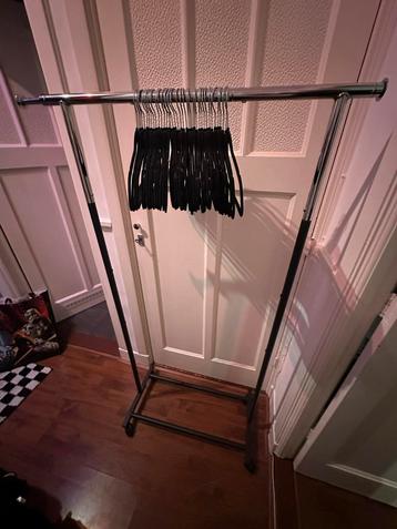 Uitschuifbaar Kledingrek Verrijdbaar + Hangers beschikbaar voor biedingen