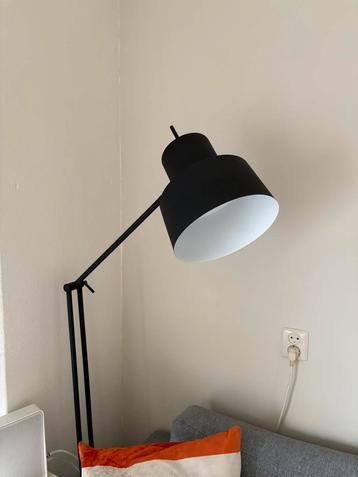 Super mooie zwart stalen vloerlamp beschikbaar voor biedingen