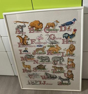Borduurwerk alfabet dieren, in lijst