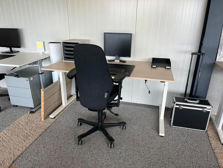 Mooi slinger bureau in hoogte te verstellen, Huis en Inrichting, Bureaus, Gebruikt, Bureau, In hoogte verstelbaar, Ophalen
