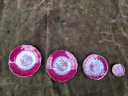 4 stuks Limoges schotels met romantisch decor., Antiek en Kunst, Antiek | Porselein, Verzenden