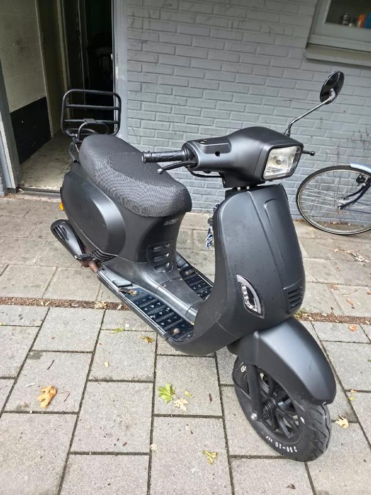 Zwarte AMG Scooter werkt helemaal in orde groot buurt gehad, Fietsen en Brommers, Brommeronderdelen | Scooters, Gebruikt, Vespa