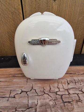 Beetland frige. Bureau accessoires vintage beschikbaar voor biedingen