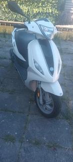 Piaggio New Fly 2017 augustus, Fietsen en Brommers, Scooters | Piaggio, Ophalen, Gebruikt, Maximaal 45 km/u, Fly