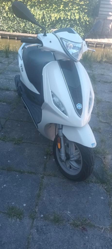 Piaggio New Fly 2017 augustus, Fietsen en Brommers, Scooters | Piaggio, Gebruikt, Fly, Maximaal 45 km/u, Benzine, Ophalen