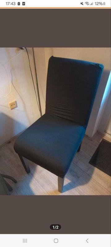 4 grijze eetkamerstoelen met zwarte hoes beschikbaar voor biedingen