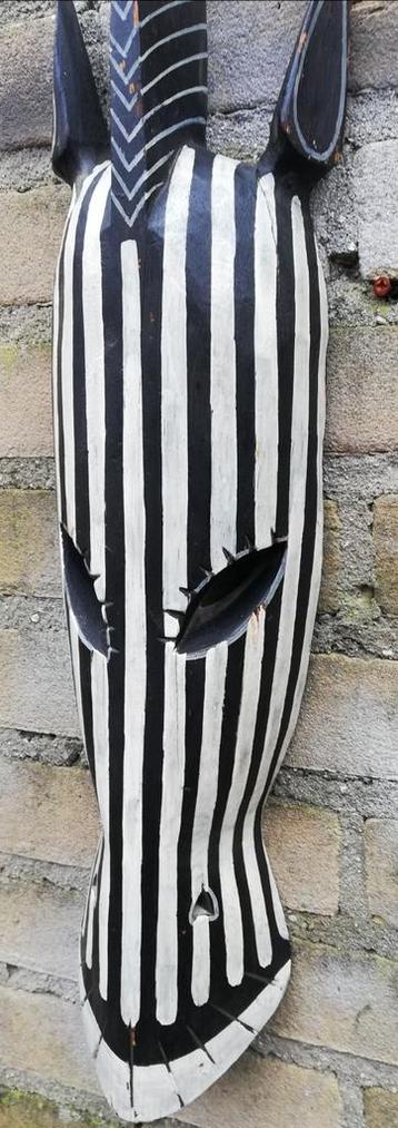 Masker, zebrapaard. Afrika. Houtsnijwerk. 12.5/46 cm.  beschikbaar voor biedingen