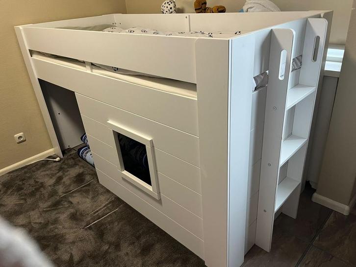 Witte Halfhoogslaper met trap, Kinderen en Baby's, Kinderkamer | Stapelbedden en Hoogslapers, Zo goed als nieuw, Halfhoogslaper