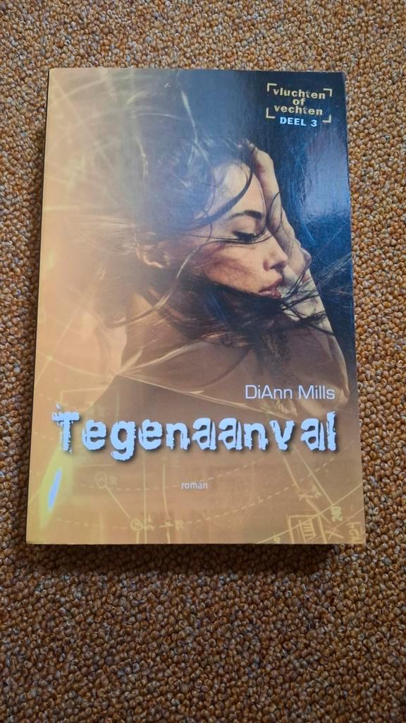 DiAnn Mills - Tegenaanval, Boeken, Literatuur, Zo goed als nieuw, Ophalen of Verzenden