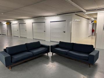 Twee prachtige Nederlandse Designbanken 3-zits Donkerblauw beschikbaar voor biedingen