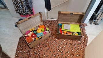 Twee grote kisten vol DUPLO beschikbaar voor biedingen