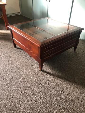 Mooie houten salontafel met glazen blad beschikbaar voor biedingen