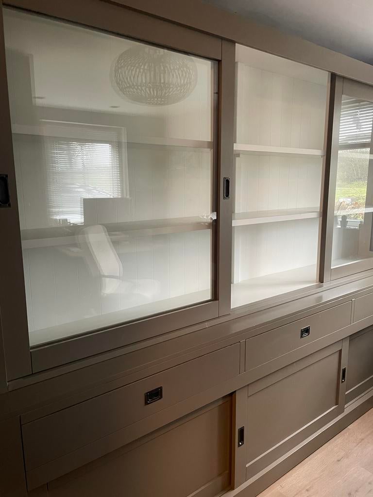 Taupe vitrinekast/keukenkast met glazen zijkanten, Antiek en Kunst, Ophalen