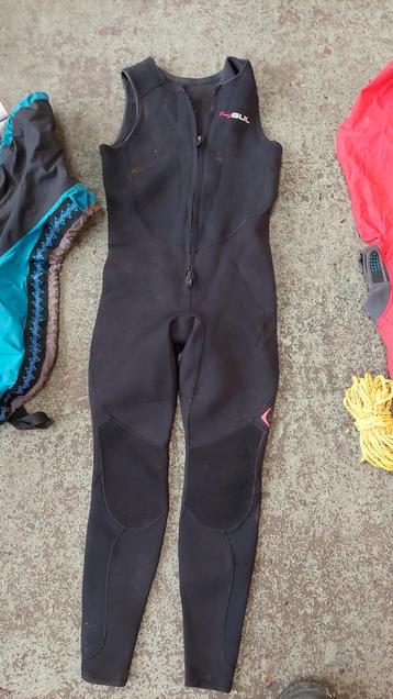 Gul wetsuit zonder mouwen beschikbaar voor biedingen