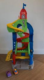 Fisher-Price sta en zit racebaan/ garage incl 2 auto’s, Ophalen, Zo goed als nieuw, Speelset