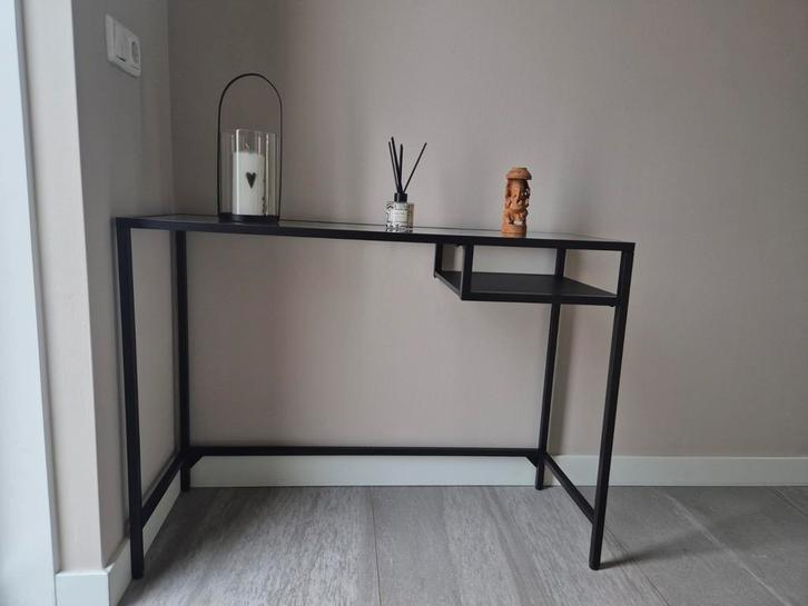 Stijlvolle zwarte sidetable met glasplaat, Huis en Inrichting, Tafels | Sidetables, Zo goed als nieuw, 25 tot 50 cm, 100 tot 150 cm