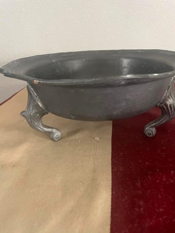 Antieke Tinnen Schaal met Voetjes beschikbaar voor biedingen