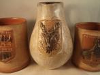 B359 Vintage grijsbruine Willy Biron karaf 2 bekers applique, Ophalen of Verzenden