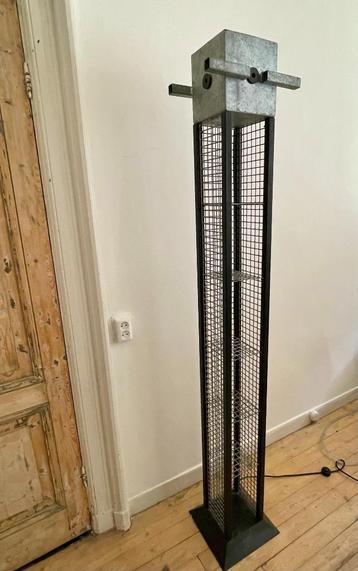 Industriële Staande Lamp – Uniek Design met Metaal en Gaaswe beschikbaar voor biedingen