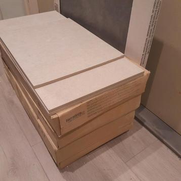 Lichte Tegels beschikbaar voor biedingen