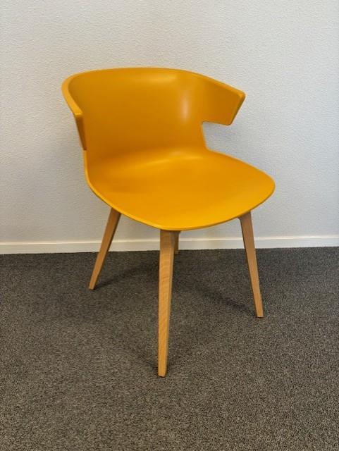 Stoelen Cove Quadrifoglio Italie, houten poten - geel 8x vr, Huis en Inrichting, Stoelen, Gebruikt, Vier, Hout, Kunststof, Overige kleuren