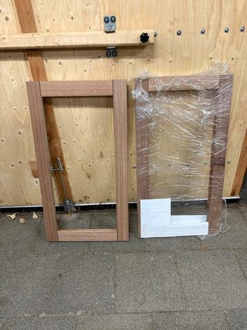 2 Nieuwe Hardhouten Kozijnen Zonder Glas beschikbaar voor biedingen