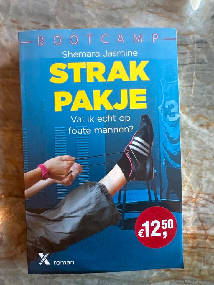 Strak Pakje - Shemara Jasmine, Boeken, Chicklit, Zo goed als nieuw, Ophalen of Verzenden