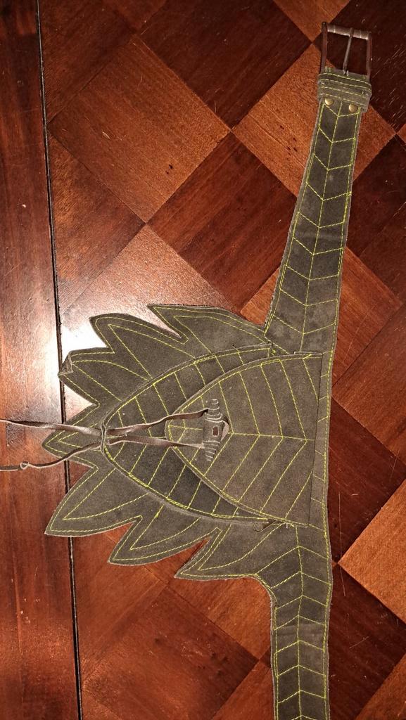 Leren tas blad-vorm met riem, Sieraden, Tassen en Uiterlijk, Tassen | Damestassen, Nieuw, Handtas, Bruin, Ophalen of Verzenden