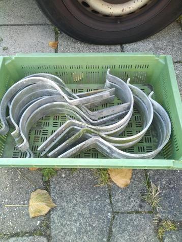 Dakgoot beugels, halfrond beschikbaar voor biedingen