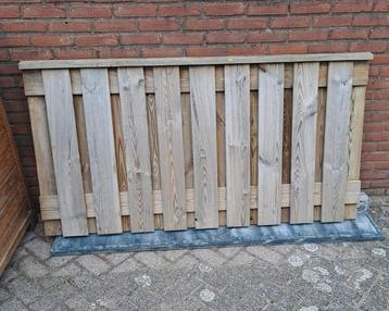 Schuttingdeel met paal en onderplaat (hout/beton) - GRATIS  beschikbaar voor biedingen