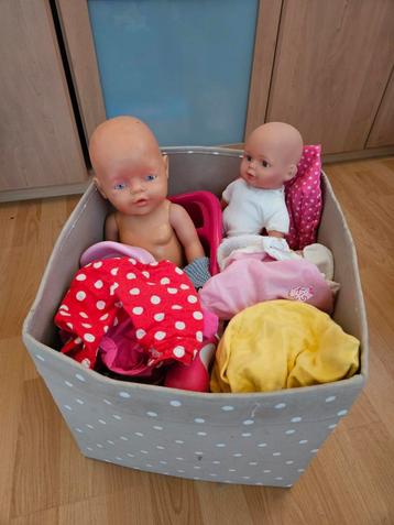 Poppenverzameling met accessoires en kleertjes beschikbaar voor biedingen