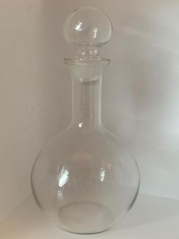 Vintage glazen karaf met stolp beschikbaar voor biedingen
