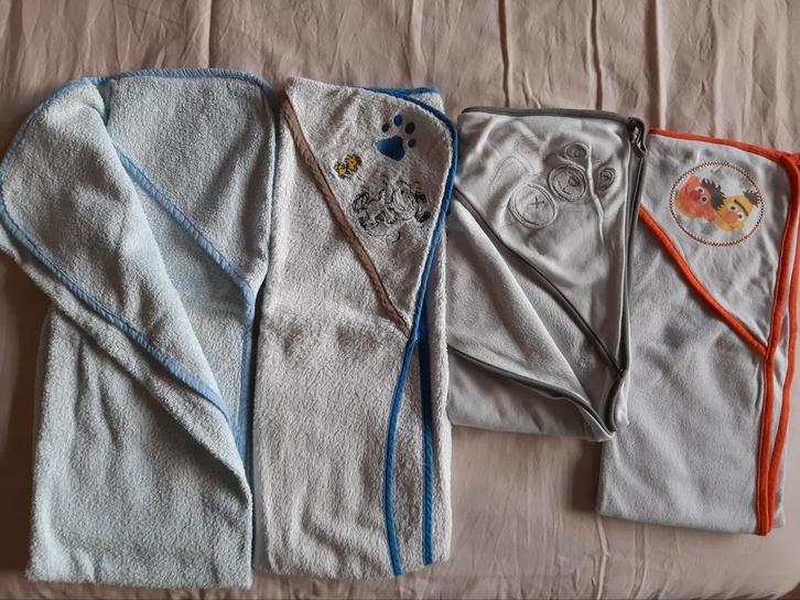 4 Badcapes, 1 effen en 3 met motief, Kinderen en Baby's, Dekens, Slaapzakjes en Inbakerproducten, Zo goed als nieuw, Overige typen