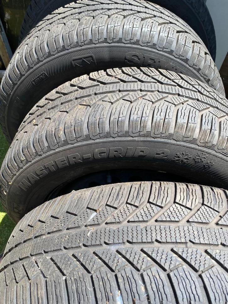 Banden 4 stuks 215/65 R 16 98 (op velg) + wieldoppen, Auto-onderdelen, Banden en Velgen, Band(en), Winterbanden, 16 inch, 215 mm