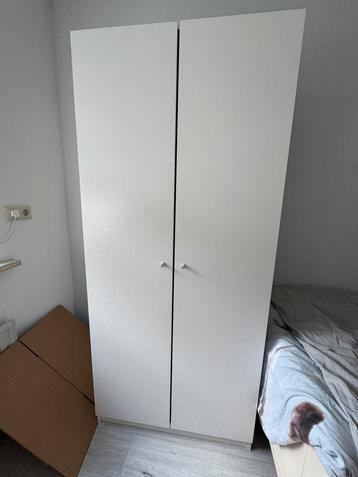 Witte kledingkast