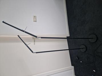 2 zwarte dimbare vloerlampen. beschikbaar voor biedingen