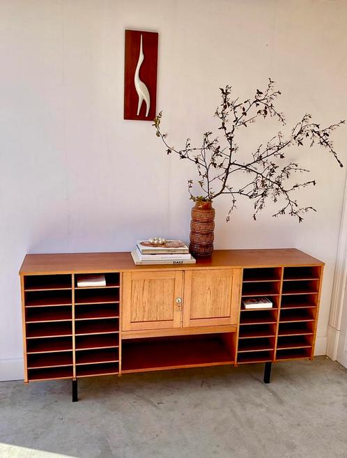 Mid Century lowboard dressoir boekenkast teak fineer, Huis en Inrichting, Kasten | Dressoirs, Gebruikt, 100 tot 150 cm, 25 tot 50 cm